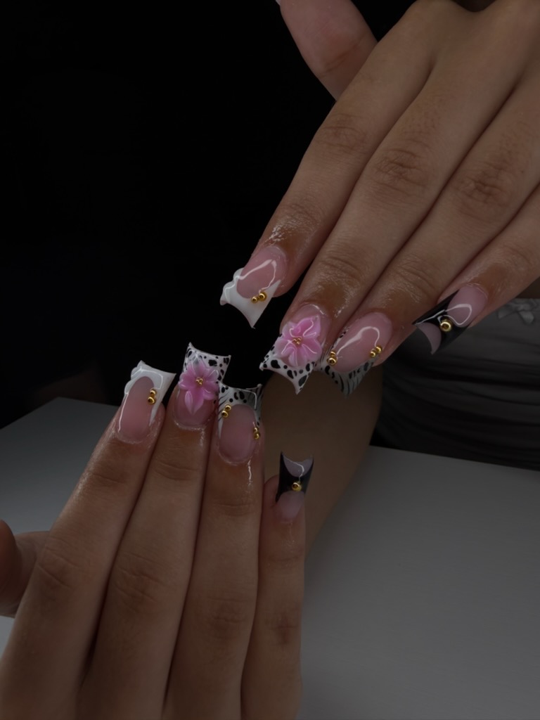 Hand-painted nail set by Clawz By Juliee